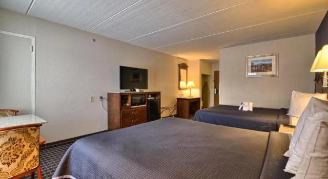 Четырёхместный номер Standard Howard Johnson by Wyndham Bangor