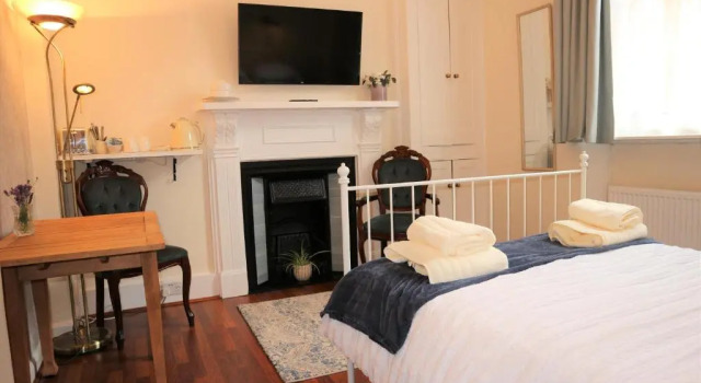 Izarra - Town centre en-suite with own entrance and free parking, 预订 酒店 米尔顿凯恩斯 白金汉郡