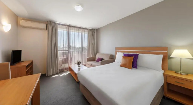 Студия с красивым видом из окна Park Regis Concierge Apartments