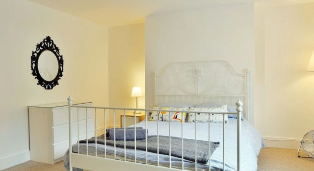 Quaint 3 bedroom garden flat in the heart of Camden Town.