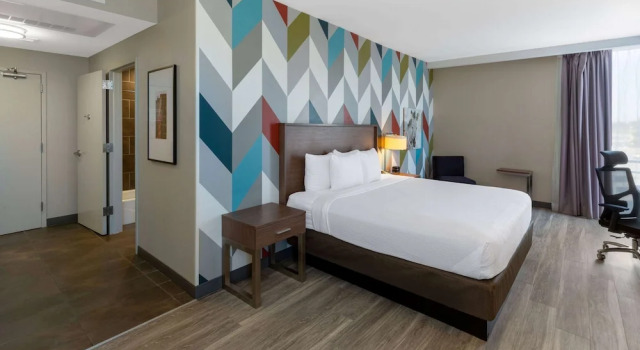Двухместный люкс La Quinta Inn & Suites by Wyndham Tulsa Downtown - Route 66