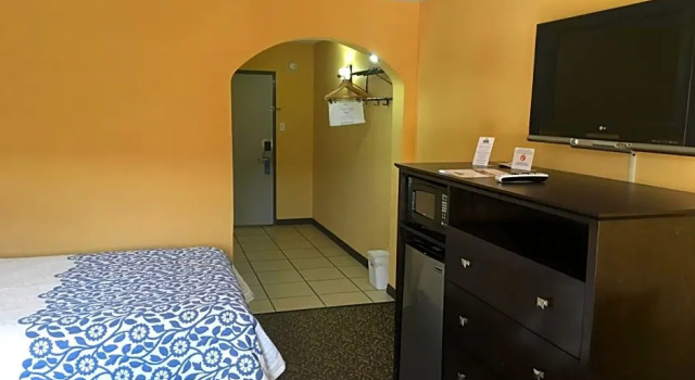 Номер Deluxe Days Inn & Suites by Wyndham Tampa Fairground-Casino-Ybor