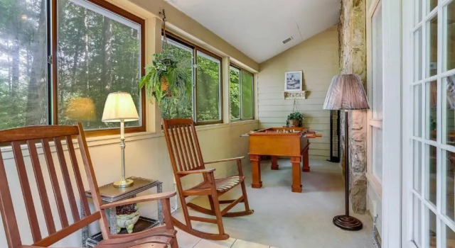 Shady Woods 4 Bedroom Walk to Downtown Hottub, Забронировать Отель Отели Гатлинберг с парковкой, рядом с Amazing Mirror Maze, Парковка