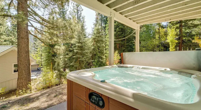 Коттедж 1 Mi to Lift! Olympic Valley Chalet w/ Hot Tub