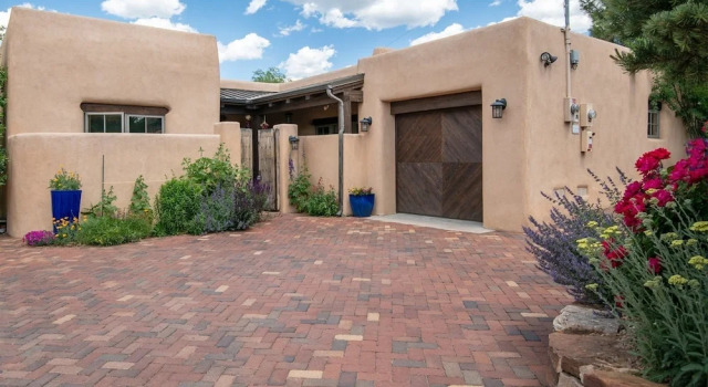 Adobe Dream - Luxury East Side Adobe Home, Light Filled and Spacious, Varaa Lomakoti Santa Fe New Mexico