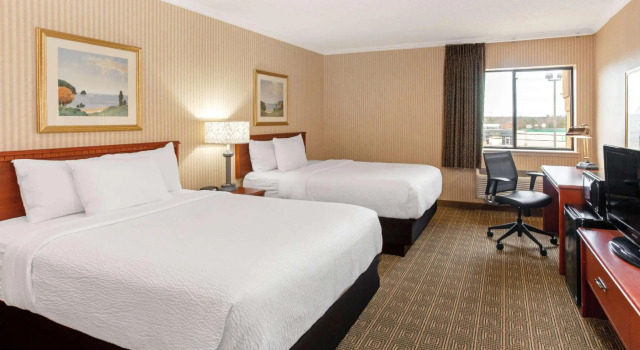 Четырёхместный номер Standard La Quinta by Wyndham Stevens Point