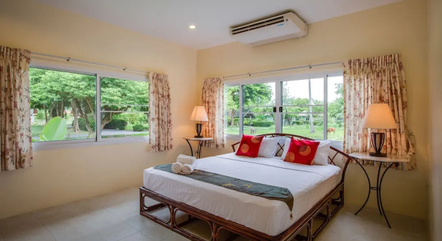 Вилла с бассейном с 4 комнатами в саду Fisherman Way Beach Villa