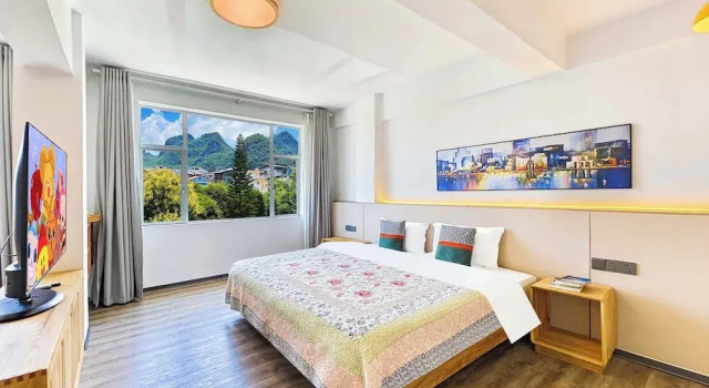 Двухместный семейный номер Standard с видом на окрестности Yangshuo Singing River Climbers House 阳朔八月客栈 原江缘攀岩客栈