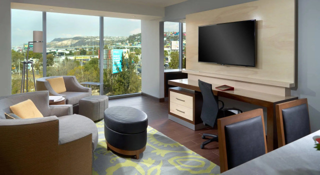 Двухместный полулюкс c 1 комнатой Courtyard by Marriott Queretaro