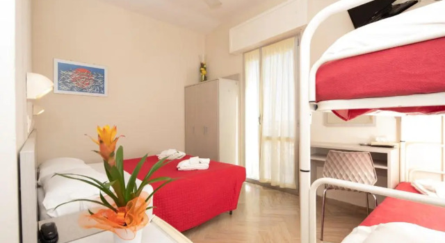 Четырёхместный номер Standard с балконом Hotel Lem