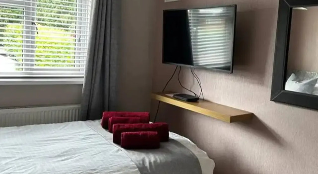 3 Bed-sleeps 6-hot Tub-pet Friendly-parking, Забронировать Дом для отпуска Коттеджи Ковентри, Коттедж