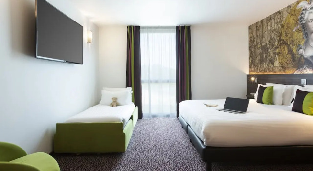 Трёхместный номер Comfort Hôtel Roi Soleil Prestige Plaisir - St Quentin