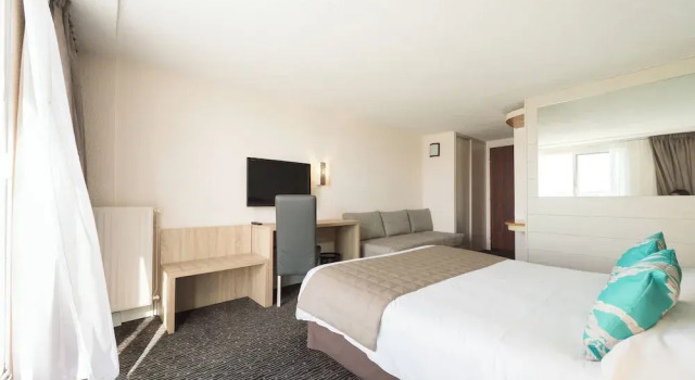 Двухместный номер Comfort с балконом и с видом на город Brit Hôtel De Locéan