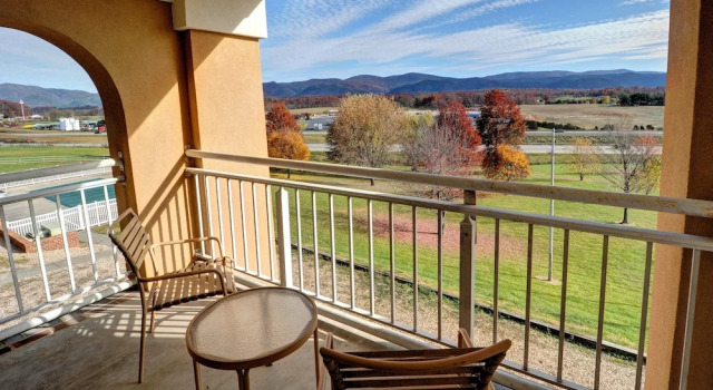 Двухместный люкс с балконом Comfort Inn & Suites Raphine - Lexington near I-81 and I-64