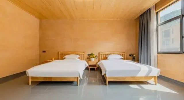 Кровать в общем номере Yincaolu Zuoqin Youshu Homestay (Yuping Ancient Village Branch)