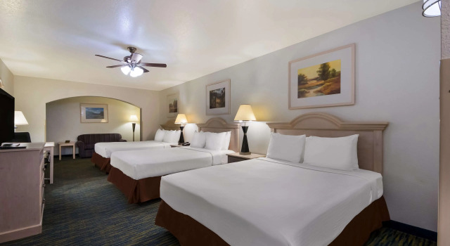 Шестиместный номер Standard SureStay Hotel by Best Western Falfurrias