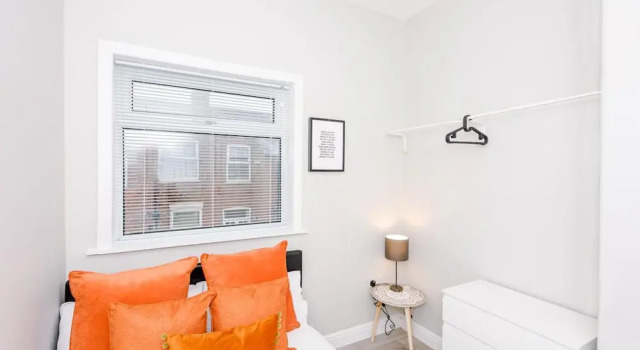 FAMILY LUXURY HOUSE, SLEEPS UP TO 8! Wifi & Parking
