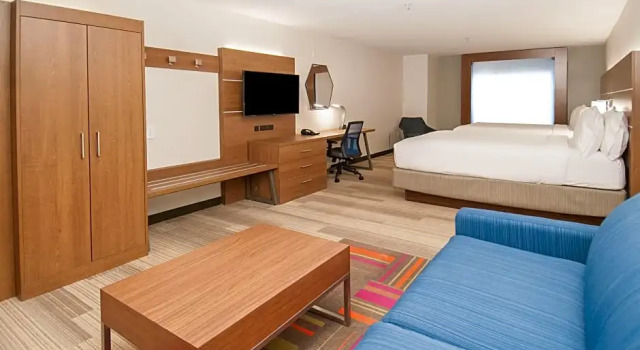 Четырёхместный люкс Holiday Inn Express Hotel & Suites Plano West - Frisco by IHG