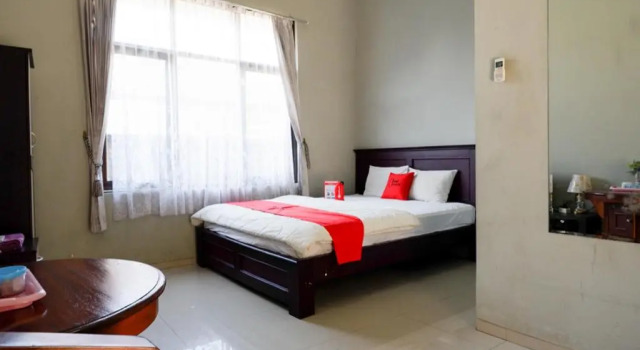 Deluxe chambre RedDoorz Syariah near Menara Kudus