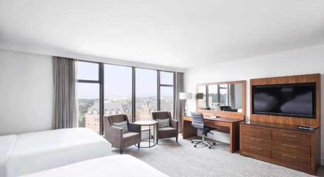Четырёхместный номер Standard с красивым видом из окна DoubleTree by Hilton Hotel & Suites Victoria