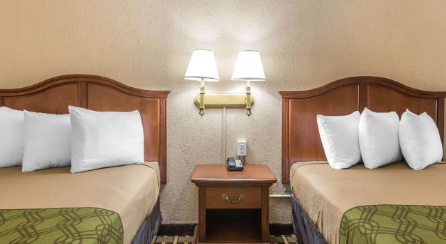 Четырёхместный номер Standard Econo Lodge Savannah Midtown