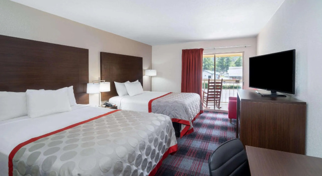 Четырёхместный номер Standard с видом на горы Ramada by Wyndham Maggie Valley