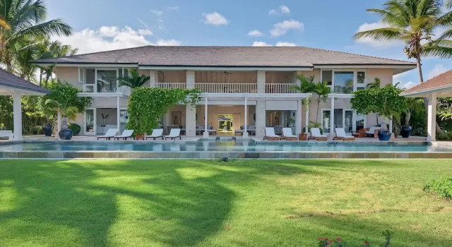 Вилла 5BR Oceanfront Golf Estate w Pool Private Chef