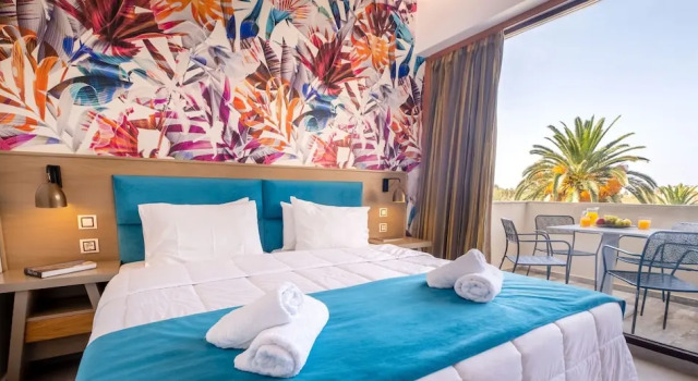 Четырёхместный семейный номер Standard с балконом и с видом на сад May Beach Hotel