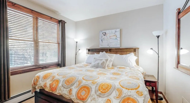 Perfectly Placed 2 Bedroom Vacation Rental in Historic Downtown Breckenridge With Access to Hot Tub and Pool, Rezerwuj Apartament Hotele w Vail Ski z basenem, Basen