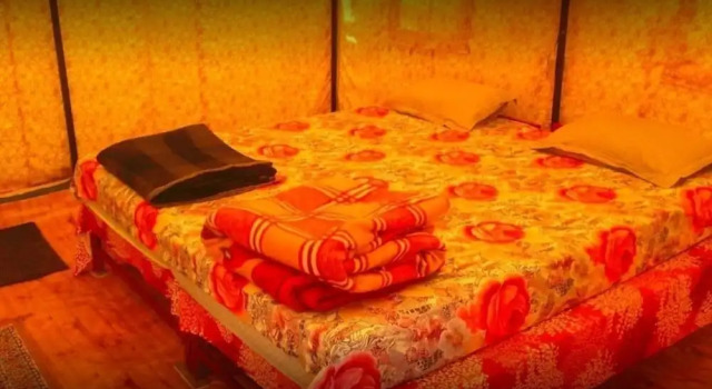Кровать в общем номере Manali Picnic Spot And Camps
