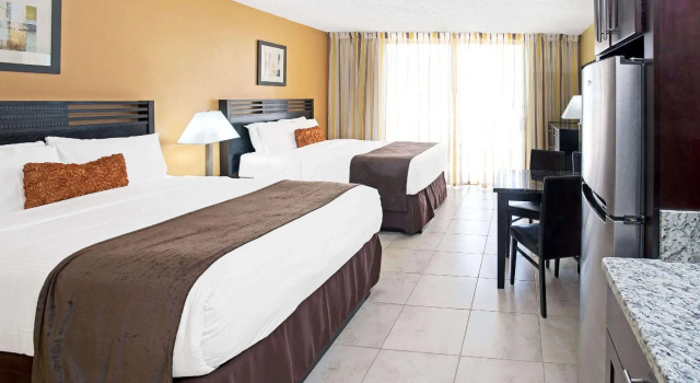 Четырёхместный номер Deluxe с частичным видом Ramada Plaza by Wyndham Marco Polo Beach Resort