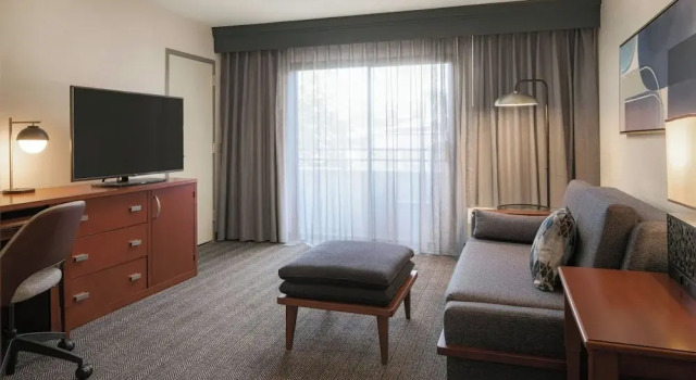 Люкс c 1 комнатой Courtyard by Marriott Louisville East