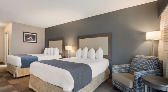 Четырёхместный номер Standard с балконом Best Western St Catharines Hotel & Conference Centre