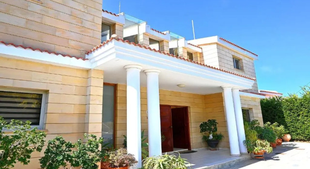 Katina Beach Villa