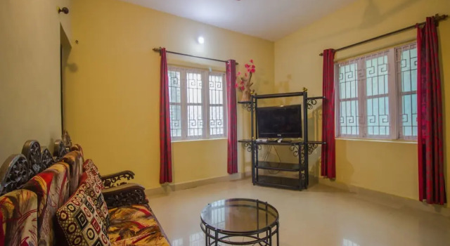 OYO 16456 Home Decent 1BHK Vagator, Prenota Hotel Anjuna 