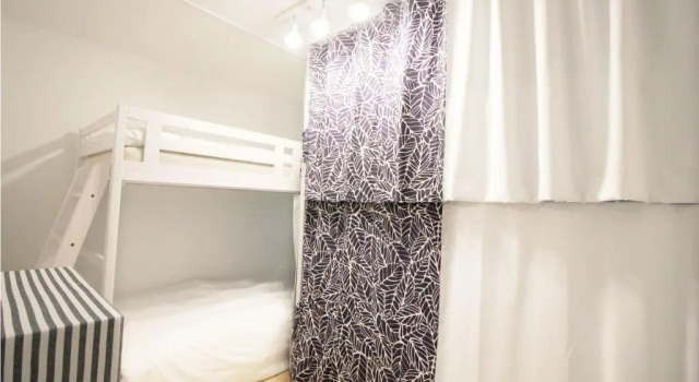 Кровать в общем номере MTT Guest House