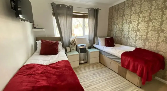 Host Stay Cotman Close