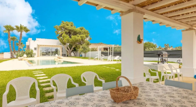 Villa Eriberto in Torre Suda, Buchen Sie Villa Hotels in Racale mit Parkplatz, Parkplätze