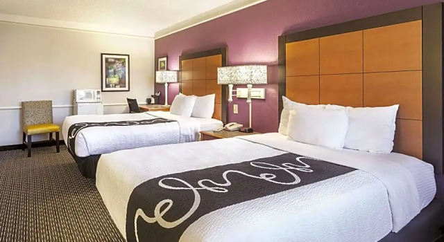Четырёхместный номер Deluxe La Quinta Inn & Suites by Wyndham University Area Chapel Hill