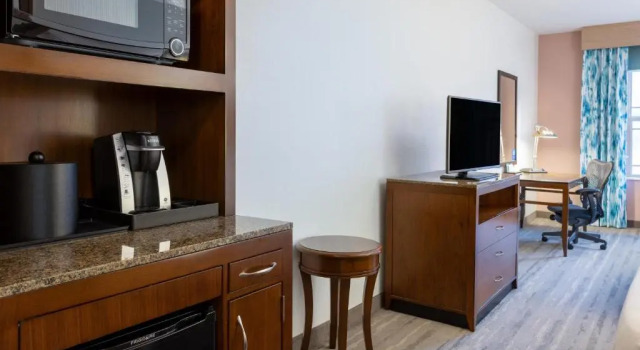 Четырёхместный номер Premium Hilton Garden Inn Roanoke