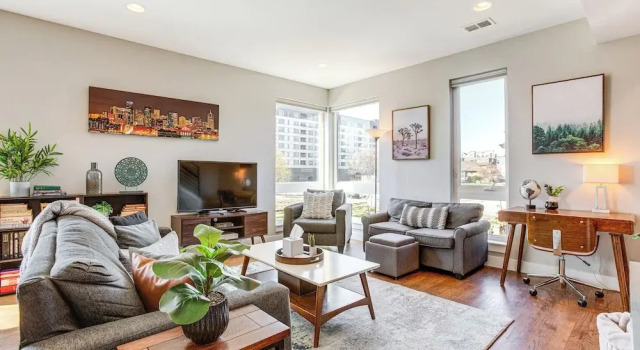Walk to Mile High Stadium: Modern Denver Townhome, Забронировать Апартаменты/квартира Денвер Колорадо, рядом с Зал спортивной славы Колорадо