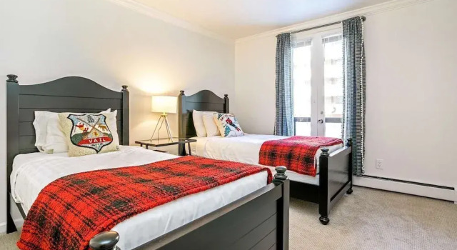 Vail Village 2BR Condo Walk to Gondola and Dining, Забронировать Апартаменты/квартира Отели Вейл с парковкой, Парковка