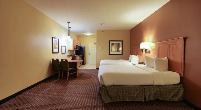 Четырёхместный номер Deluxe TownePlace Suites by Marriott Minot