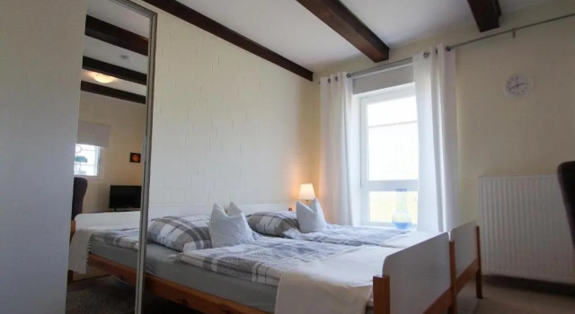 Ferienwohnungen auf dem Carlshof in Jork - Altes Land, Book Hotel Jork Lower-Saxony
