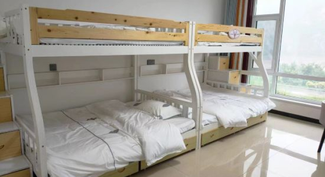 Кровать в общем номере с красивым видом из окна Yesanpo Bailixia Liuyun Guijing Homestay