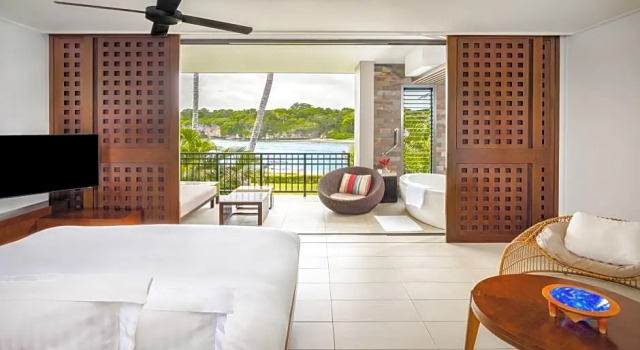 Двухместный номер с балконом и с видом на лагуну InterContinental Fiji Golf Resort & Spa by IHG