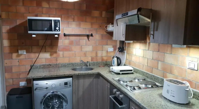 Коттедж One Bedroom Chalet on old sheraton rd ground floor with garden and sea view