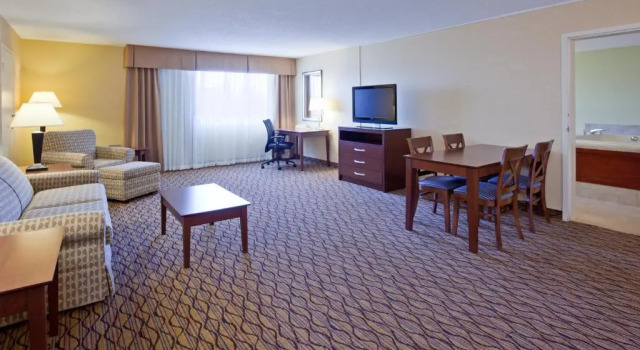 Люкс Holiday Inn Bloomington Airport South Mall Area by IHG