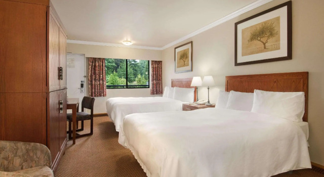 Четырёхместный номер Standard Lions Gate Travelodge