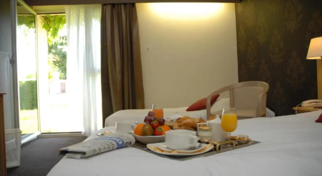 Трёхместный номер Standard Le relais fleuri, Hôtel et restaurant Logis - Avallon